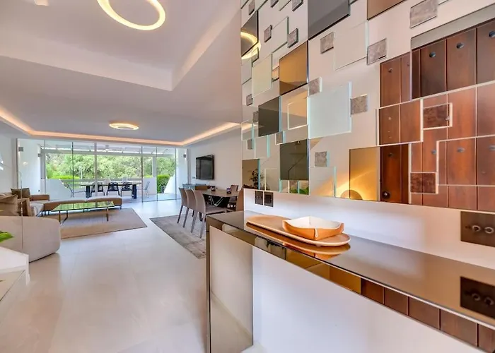 ヴィラ Luxury 5-bedroom Townhouse In Puente