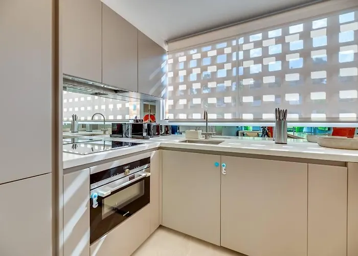 Luxury 5-bedroom Townhouse In Puente ヴィラ *