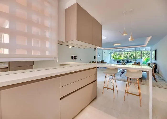 ヴィラ Luxury 5-bedroom Townhouse In Puente