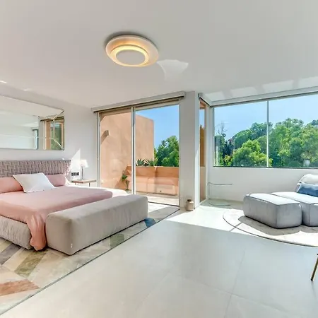 Luxury 5-bedroom Townhouse In Puente Willa