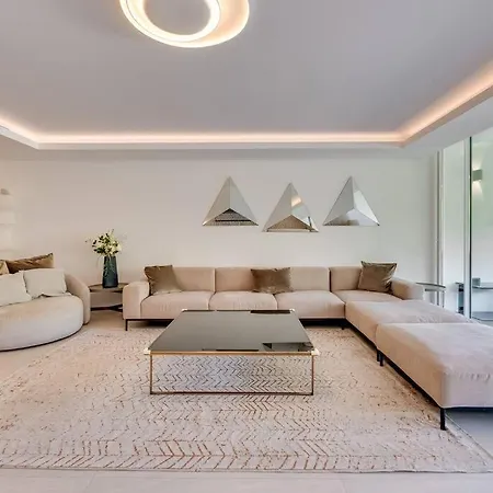 Luxury 5-bedroom Townhouse In Puente *