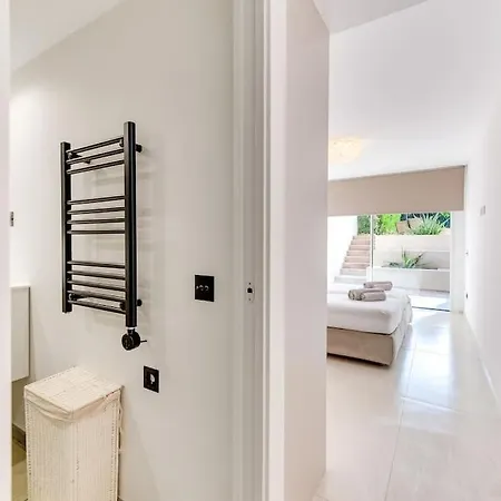 Luxury 5-bedroom Townhouse In Puente 마르베야