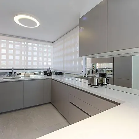 Luxury 5-bedroom Townhouse In Puente 빌라