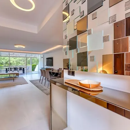 Βίλα Luxury 5-bedroom Townhouse In Puente