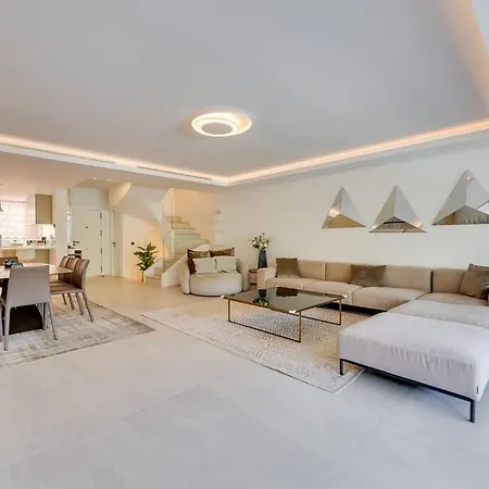 Villa Luxury 5-bedroom Townhouse In Puente *