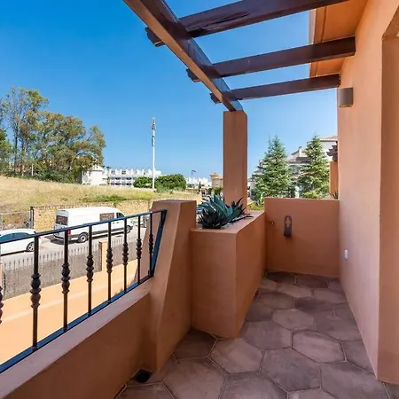 Luxury 5-bedroom Townhouse In Puente 빌라 마르베야