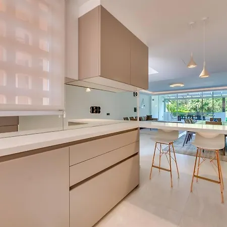 빌라 Luxury 5-bedroom Townhouse In Puente