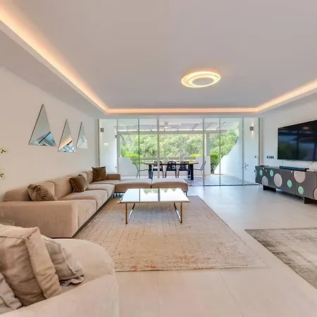 Βίλα Luxury 5-bedroom Townhouse In Puente *