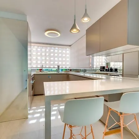 Luxury 5-bedroom Townhouse In Puente *