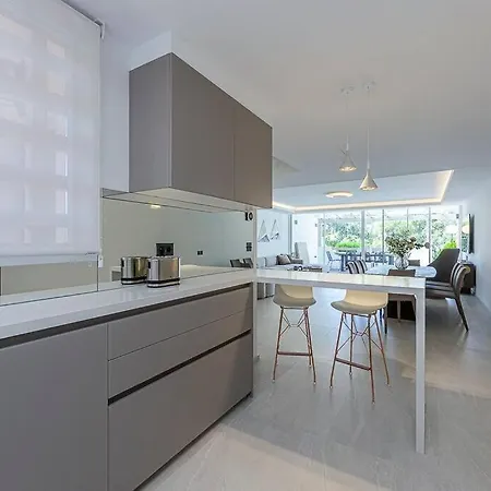 Luxury 5-bedroom Townhouse In Puente