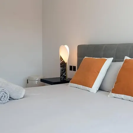 Luxury 5-bedroom Townhouse In Puente Villa *