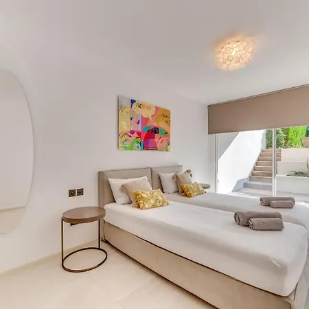 Luxury 5-bedroom Townhouse In Puente *