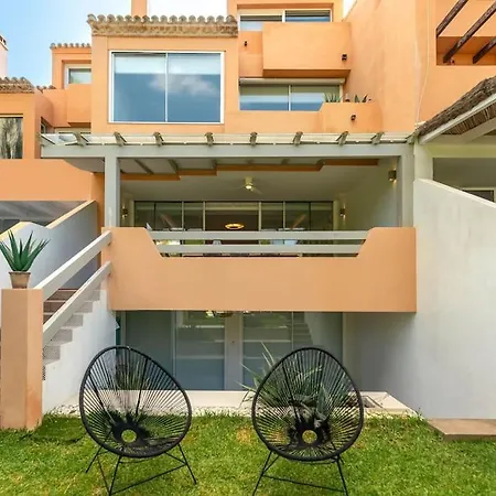 Luxury 5-bedroom Townhouse In Puente