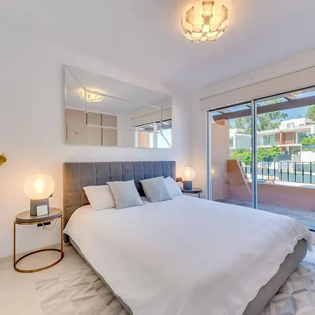 Luxury 5-bedroom Townhouse In Puente