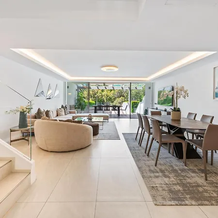 Βίλα Luxury 5-bedroom Townhouse In Puente *