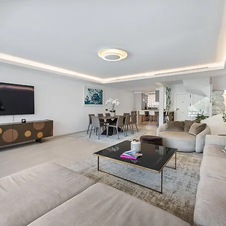 Luxury 5-bedroom Townhouse In Puente Μαρμπέλλα
