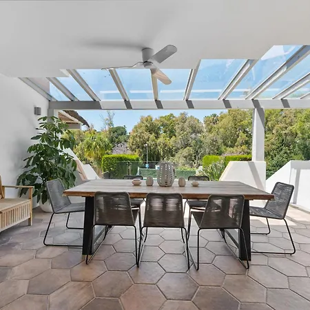 Βίλα Luxury 5-bedroom Townhouse In Puente Μαρμπέλλα