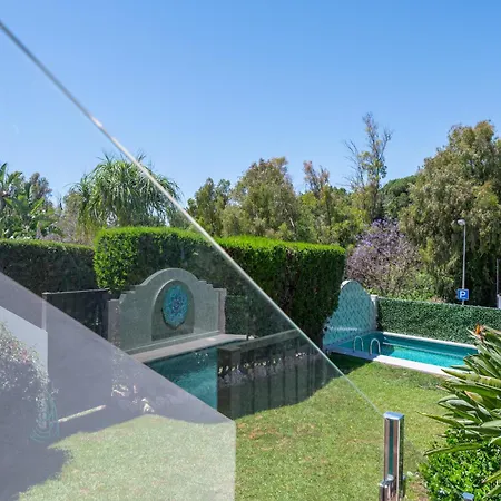 Luxury 5-bedroom Townhouse In Puente