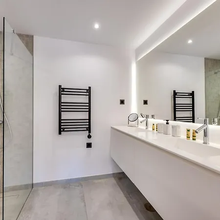 Luxury 5-bedroom Townhouse In Puente *