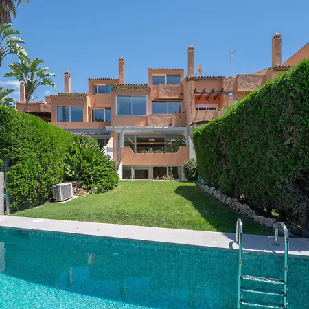 Βίλα Luxury 5-bedroom Townhouse In Puente *
