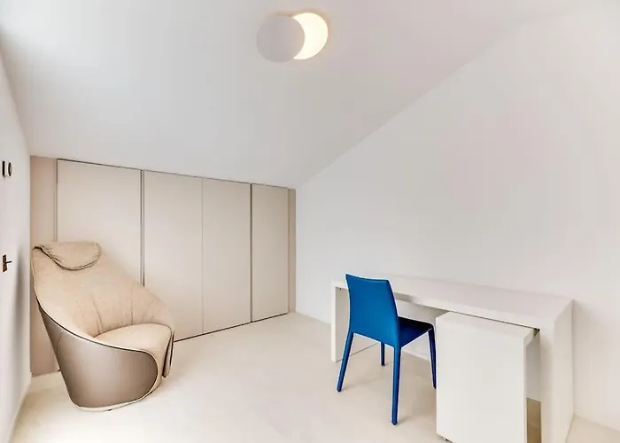 Luxury 5-bedroom Townhouse In Puente