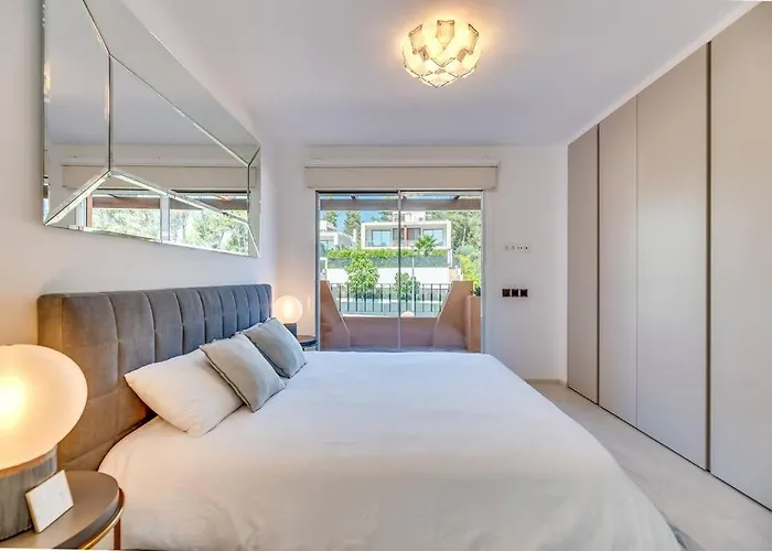 Villa Luxury 5-bedroom Townhouse In Puente *