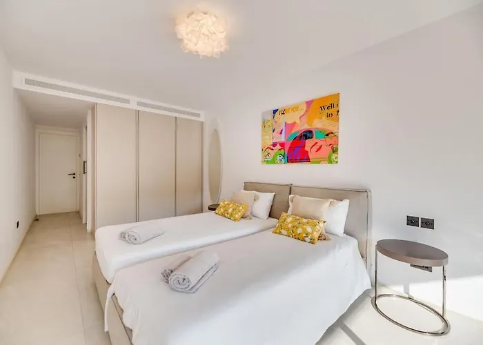 Villa Luxury 5-bedroom Townhouse In Puente