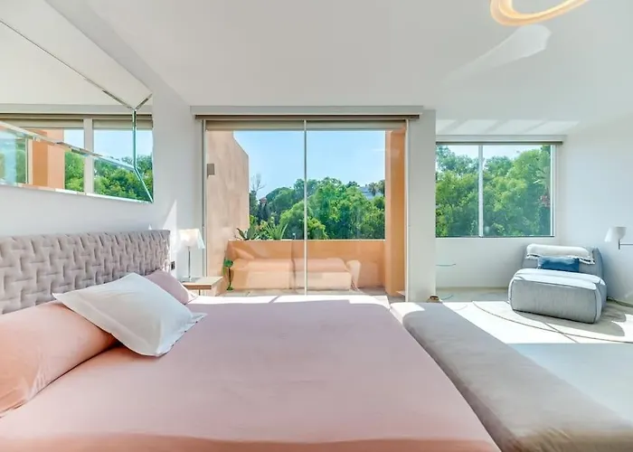 Luxury 5-bedroom Townhouse In Puente Villa *