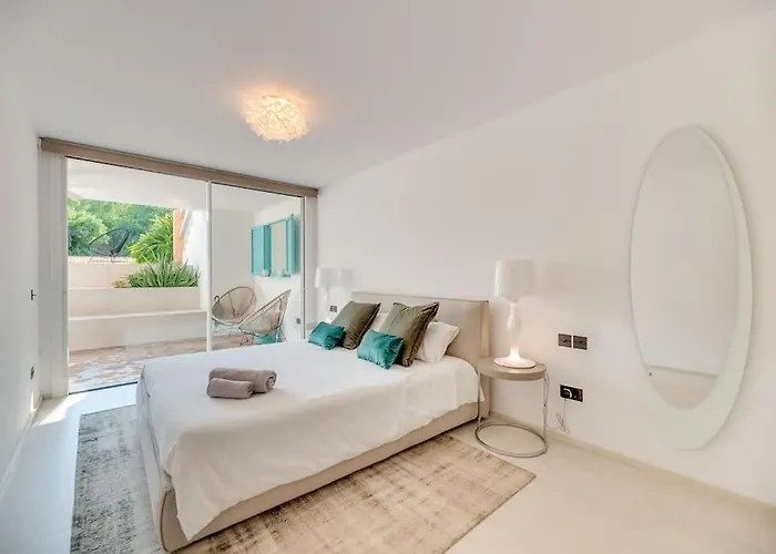 Villa Luxury 5-bedroom Townhouse In Puente *