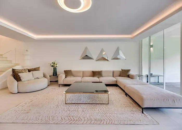 Luxury 5-bedroom Townhouse In Puente *