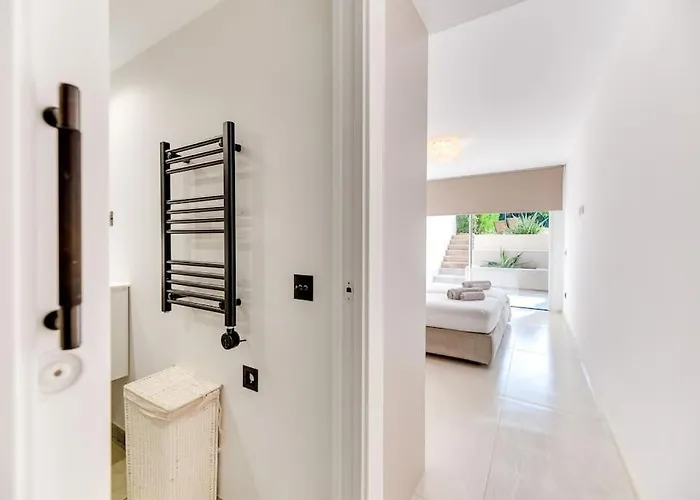 Luxury 5-bedroom Townhouse In Puente Marbella