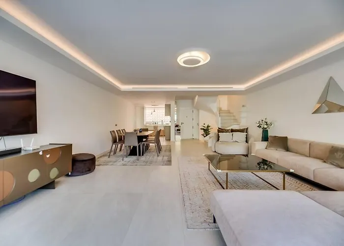 Luxury 5-bedroom Townhouse In Puente