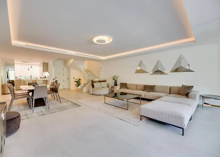 Villa Luxury 5-bedroom Townhouse In Puente *