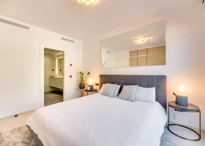 Luxury 5-bedroom Townhouse In Puente Μαρμπέλλα