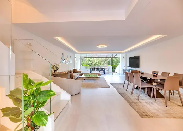 Luxury 5-bedroom Townhouse In Puente