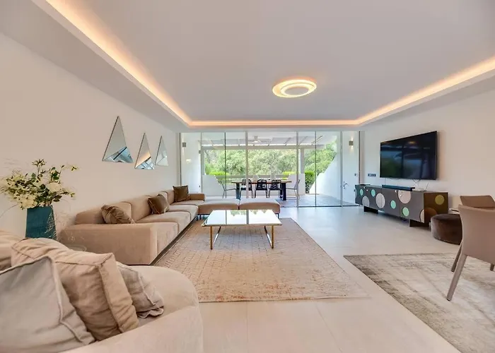 Villa Luxury 5-bedroom Townhouse In Puente *