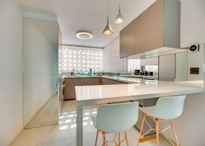 Luxury 5-bedroom Townhouse In Puente *