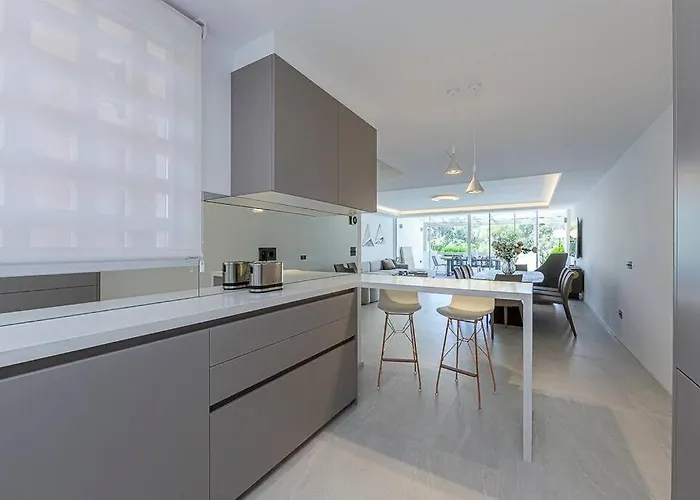 Luxury 5-bedroom Townhouse In Puente