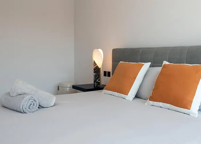 Luxury 5-bedroom Townhouse In Puente Villa *