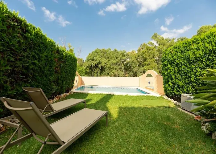 Luxury 5-bedroom Townhouse In Puente Villa