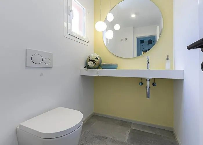 Luxury 5-bedroom Townhouse In Puente Villa *