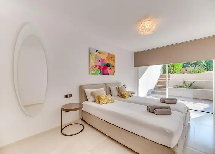 Luxury 5-bedroom Townhouse In Puente *