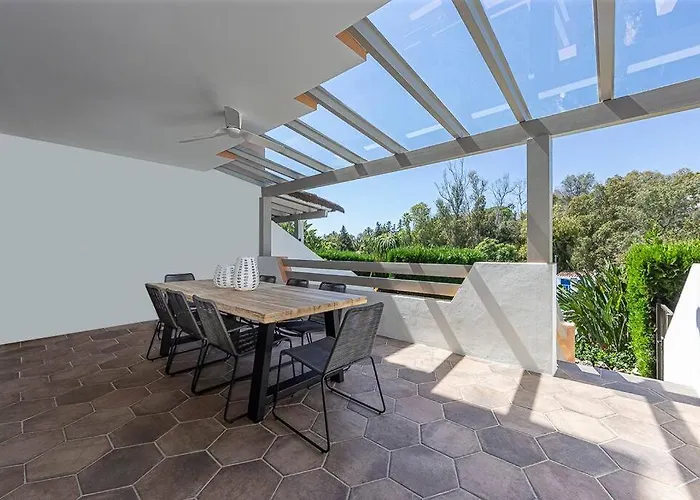 Luxury 5-bedroom Townhouse In Puente Μαρμπέλλα