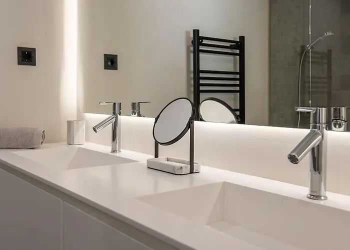 Luxury 5-bedroom Townhouse In Puente