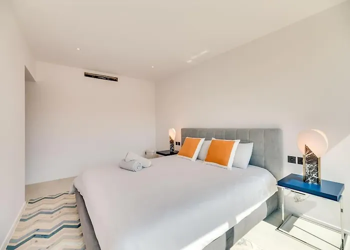 Luxury 5-bedroom Townhouse In Puente Villa *