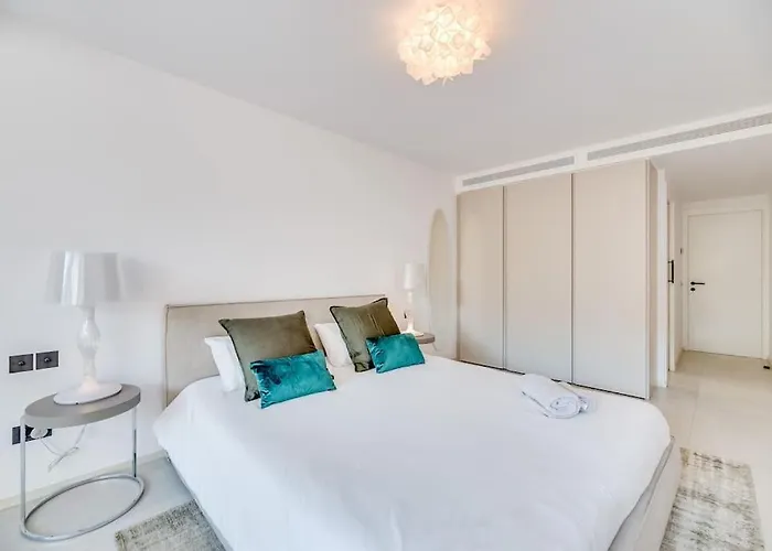 Luxury 5-bedroom Townhouse In Puente Villa Marbella