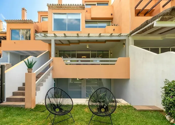Luxury 5-bedroom Townhouse In Puente