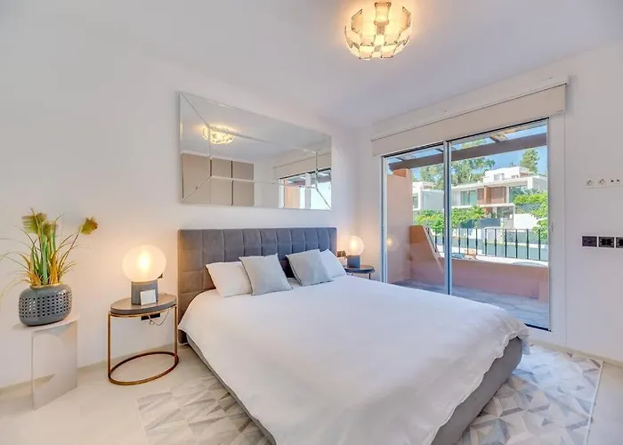 Luxury 5-bedroom Townhouse In Puente