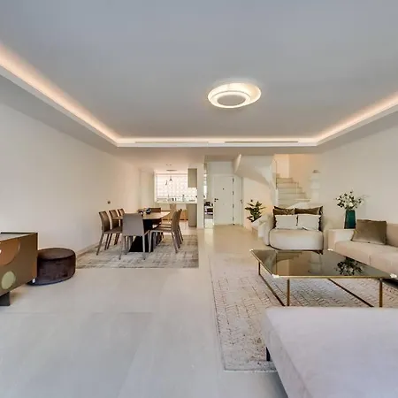 Luxury 5-bedroom Townhouse In Puente