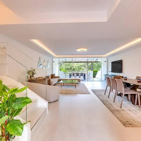 Luxury 5-bedroom Townhouse In Puente